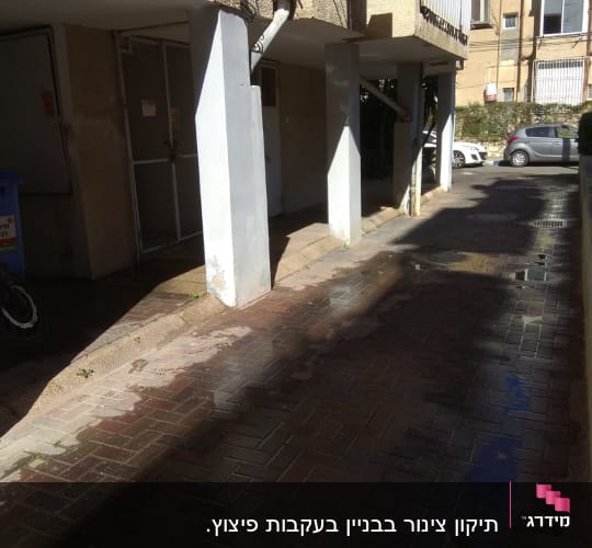 צינור מים חיצוני מחובר לקיר בניין